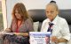 Carmen Navas con un cartel pidiendo por su hijo, Víctor Quero.