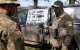 Dos soldados ucranianos conversan durante la guerra entre Rusia y Ucrania