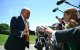 El presidente estadounidense Donald Trump habla con la prensa antes de abordar el helicóptero presidencial Marine One al partir del jardín sur de la Casa Blanca en Washington DC, el 12 de mayo de 2026.