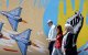 El 10 de mayo de 2026, ciudadanos iraníes pasaron junto a un mural antiestadounidense y antiisraelí pintado en una pared de la capital, Teherán.