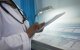 Una doctora utiliza un dispositivo digital en el hospital (Imagen de archivo)