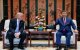 Donald Trump (izq.) se reúne con el presidente de China, Xi Jinping, al margen de su visita al jardín Zhongnanhai en Beijing