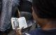 Un cristiano sostiene un libro de oraciones durante una procesión en Nigeria (Archivo)