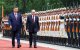 En esta fotografía de agencia distribuida por la agencia estatal rusa Sputnik, el presidente de Rusia, Vladímir Putin (centro), y el presidente de China, Xi Jinping (izquierda), pasan revista a la guardia de honor durante una ceremonia de bienvenida celebrada en el Gran Salón del Pueblo de Pekín el 20 de mayo de 2026. (Foto de Alexander KAZAKOV / POOL / AFP)