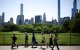 Personas pasean por Central Park en el distrito de Manhattan de la ciudad de Nueva York