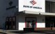 Personas utilizan los cajeros automáticos de una sucursal de Bank of America