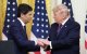 El presidente Trump estrecha la mano del nuevo presidente de la Fed, Kevin Warsh