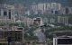 Un avión MV-22B Osprey de los Marines estadounidenses sobrevuela la ciudad en su camino hacia la Embajada de Estados Unidos en Caracas