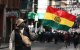 Un boliviano sostiene una bandera durante una manifestación contra el presidente Rodrigo Paz (Archivo)