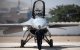Un piloto estadounidense camina delante de un avión de combate (Archivo)