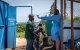 Un trabajador sanitario toma la temperatura a un visitante en el hospital de Rwampara, en Ituri, al este de la República Democrática del Congo