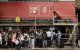 Miembros de los medios de comunicación se concentran frente a la sede del Partido Socialista Obrero Español (PSOE), actualmente en el poder, mientras agentes de la UCO —la unidad de la Guardia Civil especializada en investigaciones complejas y delicadas— registran las instalaciones en Madrid, el 27 de mayo de 2026. La policía española ha entrado hoy en la sede madrileña del partido socialista en el poder para solicitar documentos en el marco de una investigación sobre una presunta financiación ilegal del partido, según han informado fuentes judiciales y policiales. La operación se suma a la creciente presión sobre el presidente del Gobierno, Pedro Sánchez, después de que el expresidente socialista José Luis Rodríguez Zapatero fuera imputado la semana pasada por tráfico de influencias y otros delitos en otro caso.