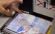 Servicio de Pasaportes del Departamento de Estado con un nuevo pasaporte estadounidense en blanco (Archivo)