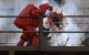 Los bomberos usan trajes de protección contra materiales peligrosos (Archivo)