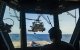 Un marinero estadounidense observa cómo un MH-60R Sea Hawk, adscrito al Escuadrón de Ataque Marítimo en Helicóptero (HSM) 51, despega de la cubierta de vuelo del destructor lanzamisiles de la clase Arleigh Burke USS Rafael Peralta (DDG 115) mientras patrulla el mar Arábigo para hacer cumplir un bloqueo marítimo contra los buques que entran o salen de los puertos y zonas costeras iraníes, el 12 de mayo de 2026. El Rafael Peralta está desplegado en la zona de operaciones de la 5.ª Flota de EE. UU. para apoyar la seguridad y la estabilidad marítimas en Oriente Medio. (Foto de la Armada de EE. UU.)