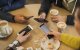 Adultos usando sus teléfonos móviles (Archivo)