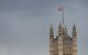 El Palacio de Westminster con la bandera del Reino Unido (Archivo)