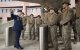 El general Dan Caine saluda al personal militar de la Embajada de EEUU en Caracas.