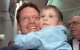 El periodista David Rhode abraza a su sobrino tras ser liberado en 1995.