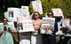 El 2 de junio de 2026, varias personas se reunieron para manifestarse frente al edificio del Comité de Campaña Senatorial Demócrata en Washington DC, mientras el candidato demócrata al Senado por Maine, Graham Platner, se reunía con senadores demócratas. Un rudo criador de ostras que hace poco se deshizo de su tatuaje de estilo nazi es el insólito rostro de la apuesta de los demócratas por arrebatar el Senado a los republicanos del presidente Donald Trump y recuperar a los votantes de clase trabajadora.