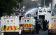 La policía utiliza un cañón de agua mientras bloquea el paso a los manifestantes en Glengormley, al norte de Belfast