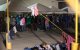 Migrantes centroamericanos hacen cola para recibir comida y descansan sobre colchones en el interior de una bodega que se utiliza como albergue en Piedras Negras, Coahuila (México), el 5 de febrero de 2019. Alrededor de 1.700 migrantes que viajaban en caravana llegaron a la frontera entre Estados Unidos y México el martes, justo cuando el presidente Donald Trump se disponía a pronunciar su discurso sobre el Estado de la Unión.