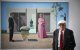 David Hockney posa frente a su cuadro "Fred y Marcia Weisman"