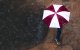 Una persona camina con una sombrilla bajo la lluvia (Archivo)