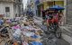 Las personas conviven con montones de basura en medio de la ciudad de La Habana (Archivo)