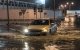 Un vehículo transita una calle inundada (Imagen de archivo)