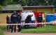 La policía trabaja en una escena del crimen cubierta con una carpa en Biala Podlaska