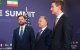 El vicepresidente JD Vance (izquierda), espera, junto al enviado especial del presidente, Steve Witkoff (centro), y al yerno de Trump, Jared Kushner, para reunirse con el primer ministro de Pakistán, Shehbaz Sharif (no aparece en la imagen), en el complejo hotelero de lujo Burgenstock, con vistas al lago de Lucerna, Suiza, el 21 de junio de 2026, antes de las conversaciones de alto nivel destinadas a impulsar un acuerdo para poner fin al conflicto de Oriente Medio. Estaba previsto que el 21 de junio de 2026 diera comienzo una nueva ronda de negociaciones sobre la guerra de Oriente Medio, con la llegada de los negociadores iraníes a la ciudad suiza anfitriona.