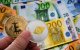 Ilustración de monedas de Bitcoin y Ethereum frente a diversos billetes de euro (Archivo)