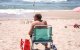 Una persona tomando el sol en la playa (Archivo)