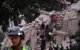 Los equipos de rescate evacuan a una persona herida de un edificio derrumbado tras un terremoto en Caracas