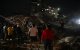 Personas de pie junto a un edificio derrumbado tras un terremoto en Caracas el 24 de junio de 2026.