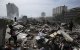 Habitantes locales caminan entre los escombros tras el doble terremoto que sacudió Caraballeda, estado de La Guaira, a unos 40 km al noreste de Caracas, el 25 de junio de 2026.