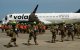 Soldados salvadoreños se preparan para abordar un avión con destino a Venezuela