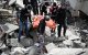 Los voluntarios rescatan cuerpos atrapados entre los escombros tras el terremoto en Venezuela