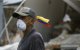 Voluntarios y residentes buscan supervivientes entre los escombros de edificios derrumbados en Caraballeda, estado de La Guaira, Venezuela.