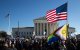 El 4 de diciembre de 2024 se celebran manifestaciones frente al Tribunal Supremo mientras este examina un caso sobre la atención sanitaria de reafirmación de género para menores transgénero en Washington, D.C. El Tribunal está celebrando las vistas orales del caso Estados Unidos contra Skirmetti, que impugna la prohibición de Tennessee sobre la atención sanitaria transgénero para menores. La sentencia podría afectar a los 26 estados que tipifican como delito la atención sanitaria de reafirmación de género para menores.