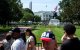 Personas caminan y toman fotografías en Lafayette Square