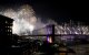 Los fuegos artificiales iluminan el puente de Brooklyn durante la celebración de los fuegos artificiales de Macy's con motivo del 4 de julio en la ciudad de Nueva York, el 4 de julio de 2026. (Foto de Leonardo MUNOZ / AFP)