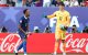 El delantero francés Kylian Mbappé, ignora el saludo del portero paraguayo, Orlando Gill