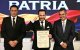Abelardo de la Espriella (C), acompañado por el magistrado del Consejo Nacional Electoral (CNE), Alfonso Campo (D), y el presidente del CNE, Cristian Quiroz (I)