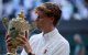 El italiano Jannik Sinner posa con el trofeo
