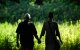 Una pareja de adultos mayores camina por un parque público (Archivo)