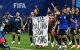 Los jugadores argentinos sostienen una pancarta en la que se lee «Las Malvinas (Islas Falkland) son argentinas», tras ganar el partido de semifinales del Mundial de fútbol de 2026 entre Inglaterra y Argentina, disputado en el Estadio de Atlanta, en Atlanta, el 15 de julio de 2026.