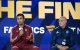 El centrocampista español n.º 16, Rodri (izquierda), habla con los aficionados junto al seleccionador Luis de la Fuente en el Javits Center de Nueva York el 17 de julio de 2026, dos días antes de la final del Mundial de fútbol de 2026 entre España y Argentina.