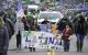 Imagen de hispanos con un cartel de 'latinx'